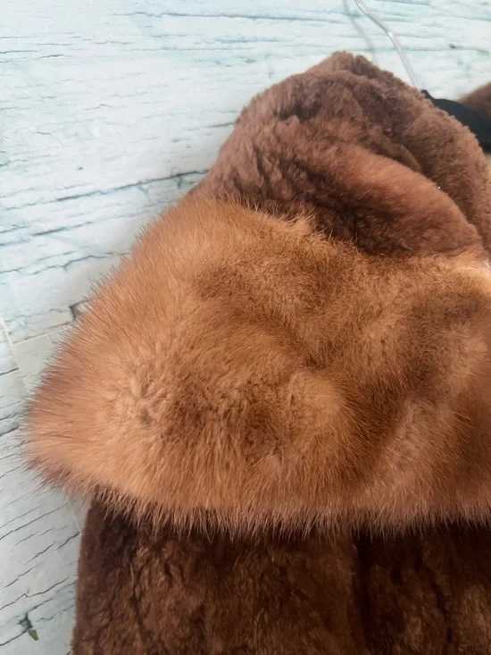 Real Fur Luxurious Vintage Fur Coat – Classic & Elegant - Picture 13 of 15
